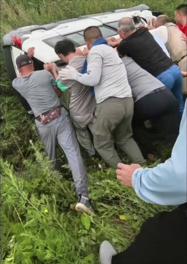 91快牛 黑龙江一SUV翻下高速有人被困，10余人合力推车扶正施救，他们来自夕阳红旅行团，平均年龄超60岁